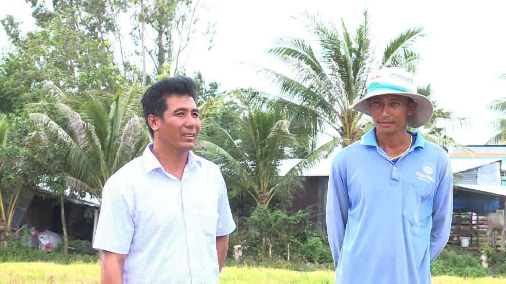 Anh Minh (trai) luon san sang chia se kinh nghiem, ho tro ba con dong bao Khmer phat trien kinh te. Anh: Xuan Nhi