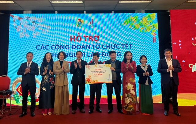 Leaders of the Vietnam Oil and Gas Trade Union presented support to units organizing the 2024 Lunar New Year to union members and workers. Photo: Kieu Vu