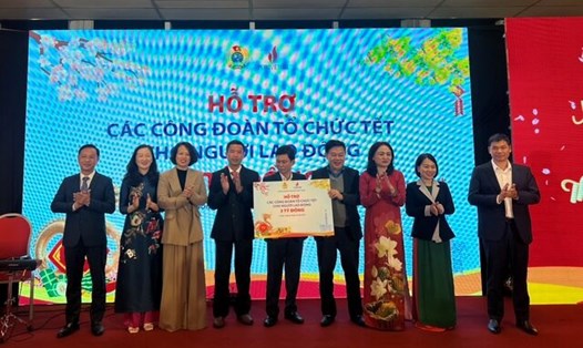 Lãnh đạo Công đoàn Dầu khí Việt Nam trao hỗ trợ các đơn vị tổ chức Tết Giáp Thìn năm 2024 cho đoàn viên, người lao động. Ảnh: Kiều Vũ