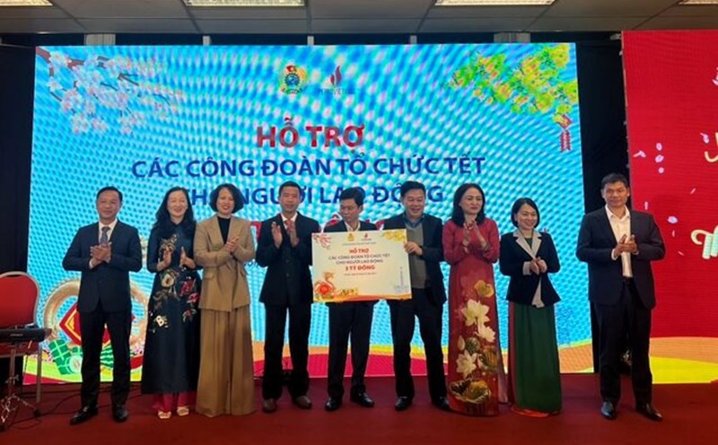 Leaders of the Vietnam Oil and Gas Trade Union presented support to units organizing the 2024 Lunar New Year to union members and workers. Photo: Kieu Vu