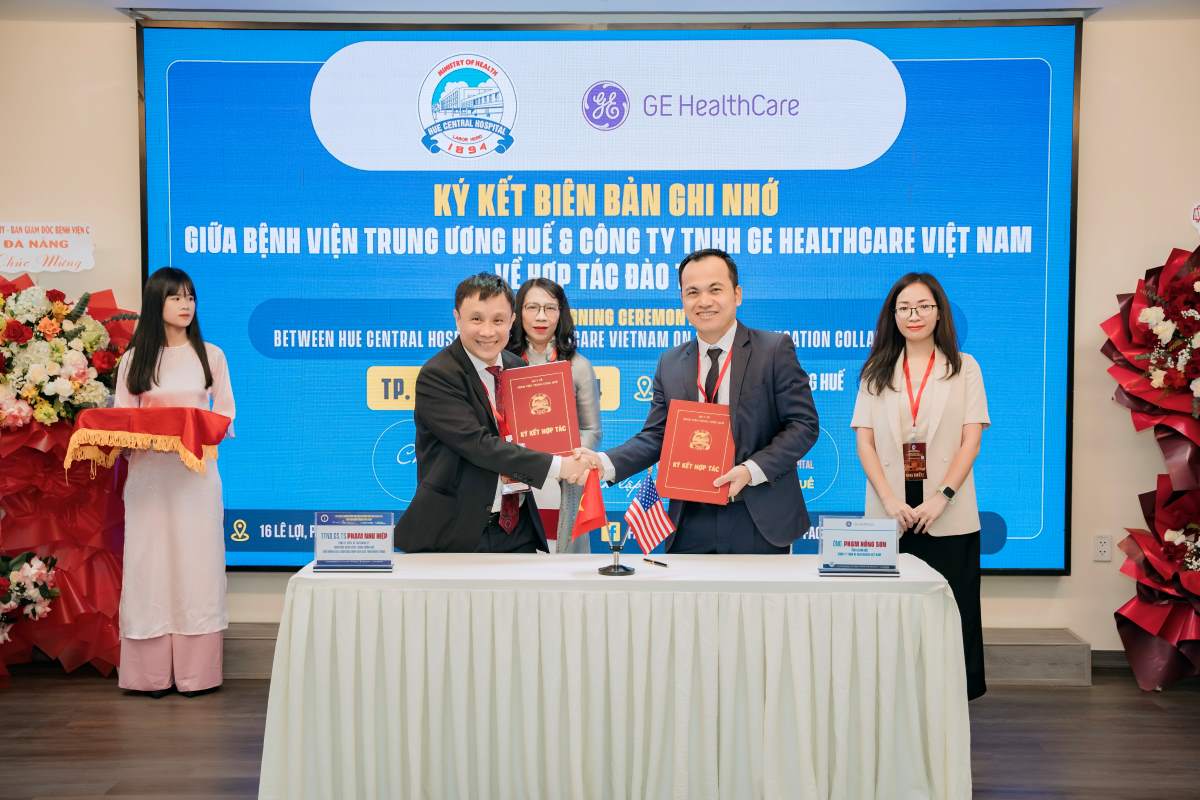 GE HealthCare and Hue Central Hospital have just signed a Memorandum of Understanding on Strategic Cooperation in the field of medical training and research. Photo: Yen Nhi