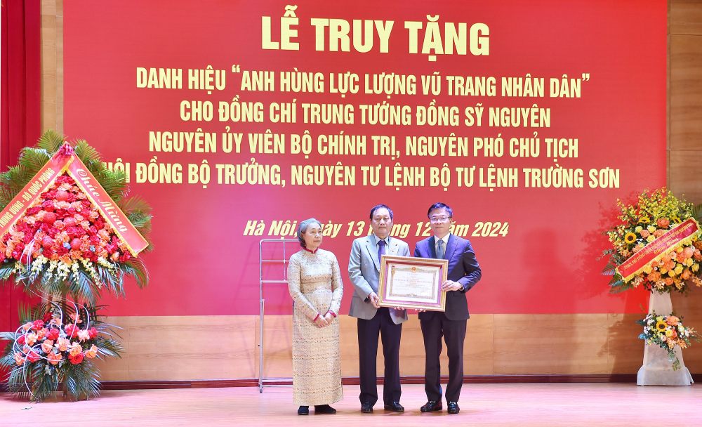 Deputy Prime Minister Le Thanh Long presented the title "Hero of the People's Armed Forces" to Lieutenant General Dong Sy Nguyen's family. Photo: VGP/Duc Tuan