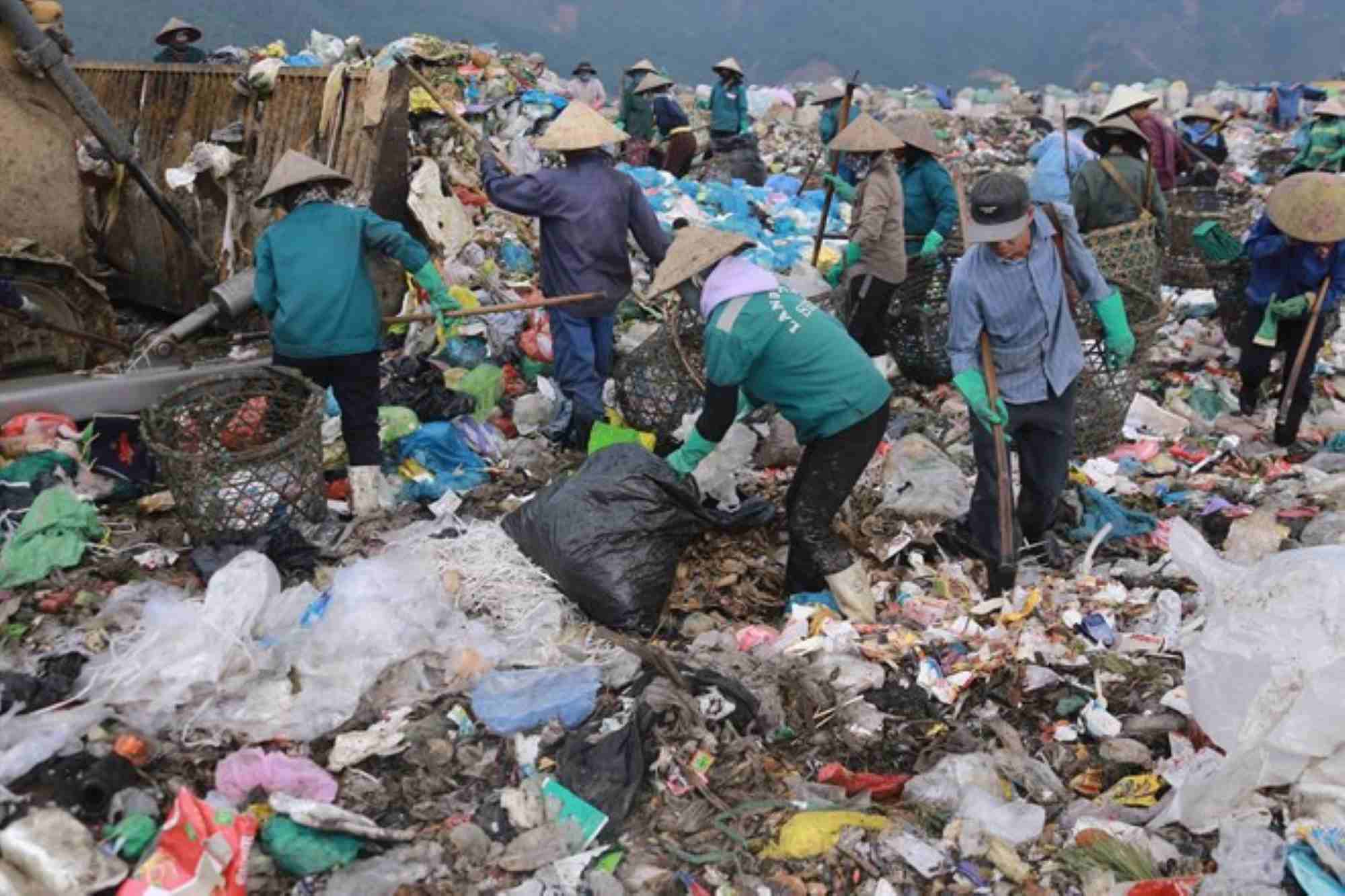 Khanh Son landfill in Da Nang is overloaded, but it is still unknown when the two waste treatment plants will be operational. Photo: Nguyen Linh