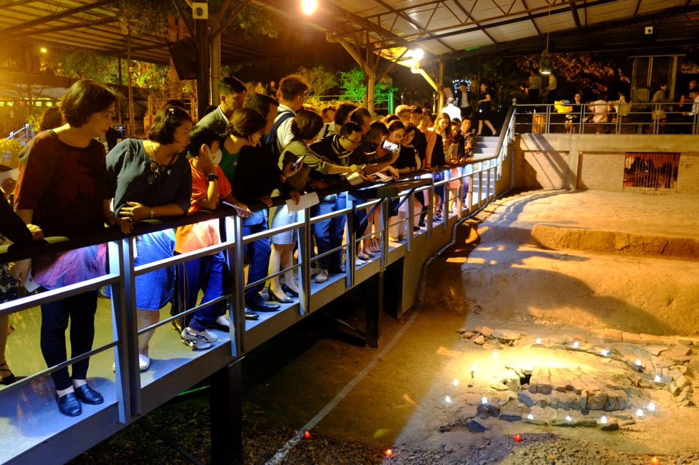 Du khach di tour dem Hoang Thanh Thang Long.