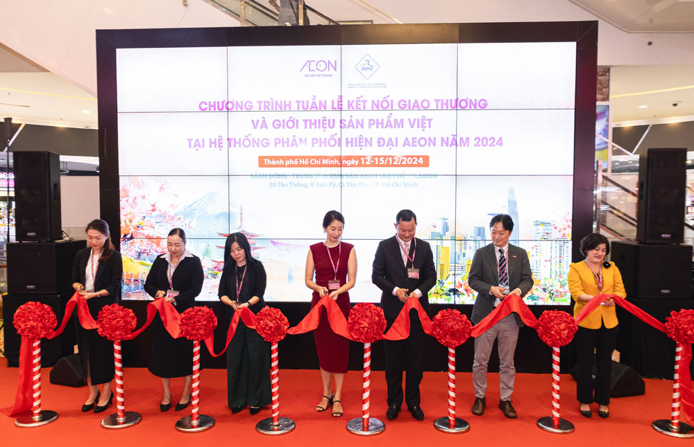 Representatives of AEON Vietnam and ITPC performed the opening ceremony of the event at AEON Tan Phu Celadon. Photo: Provided by the company