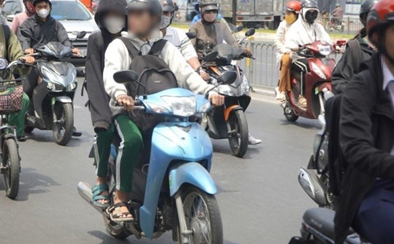 Students will not be allowed to drive 50cc motorbikes without training. Illustration photo: Chan Phuc