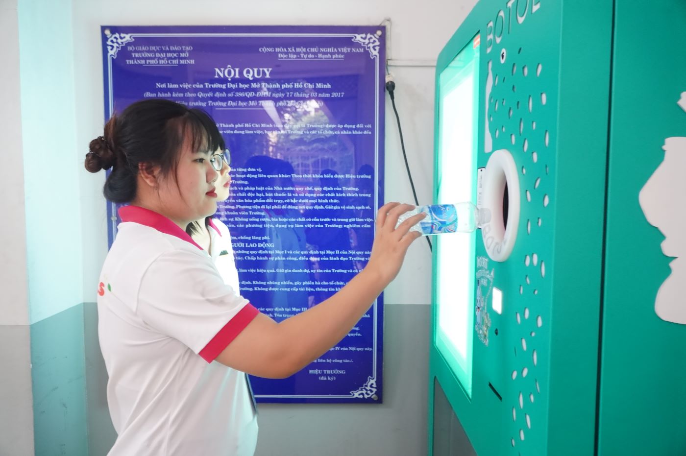 Students actively participate in sorting trash at school and home. Photo: Chan Phuc