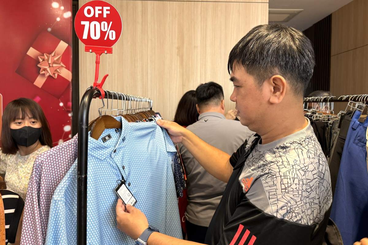 Anh Nguyen Hoang Anh tham khao hang hoa duoc bay ban tai su kien. Anh: Thanh An