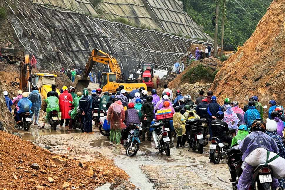 The road surface of National Highway 19 through An Khe Pass connecting Binh Dinh - Gia Lai is flooded with mud, traffic continues to be congested. Photo: Dinh An