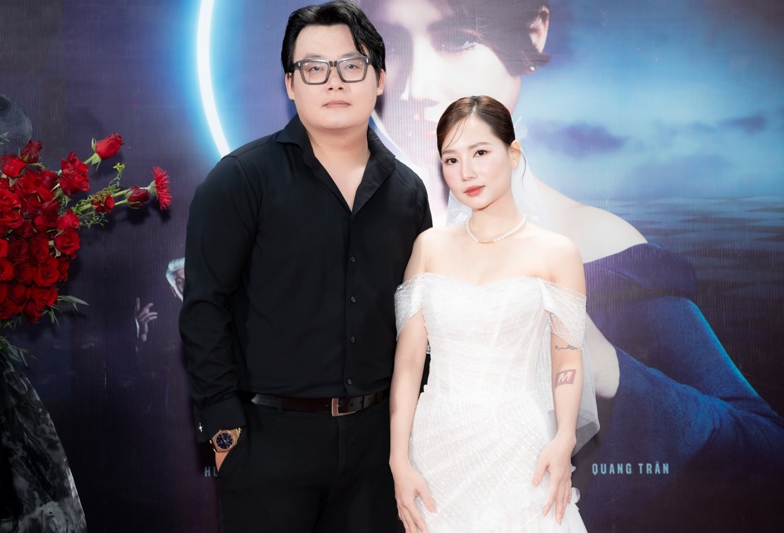 Actress Huynh Thi - who played in Ly Hai's Lat mat - took a photo with Le Mai (right). Photo: Producer.