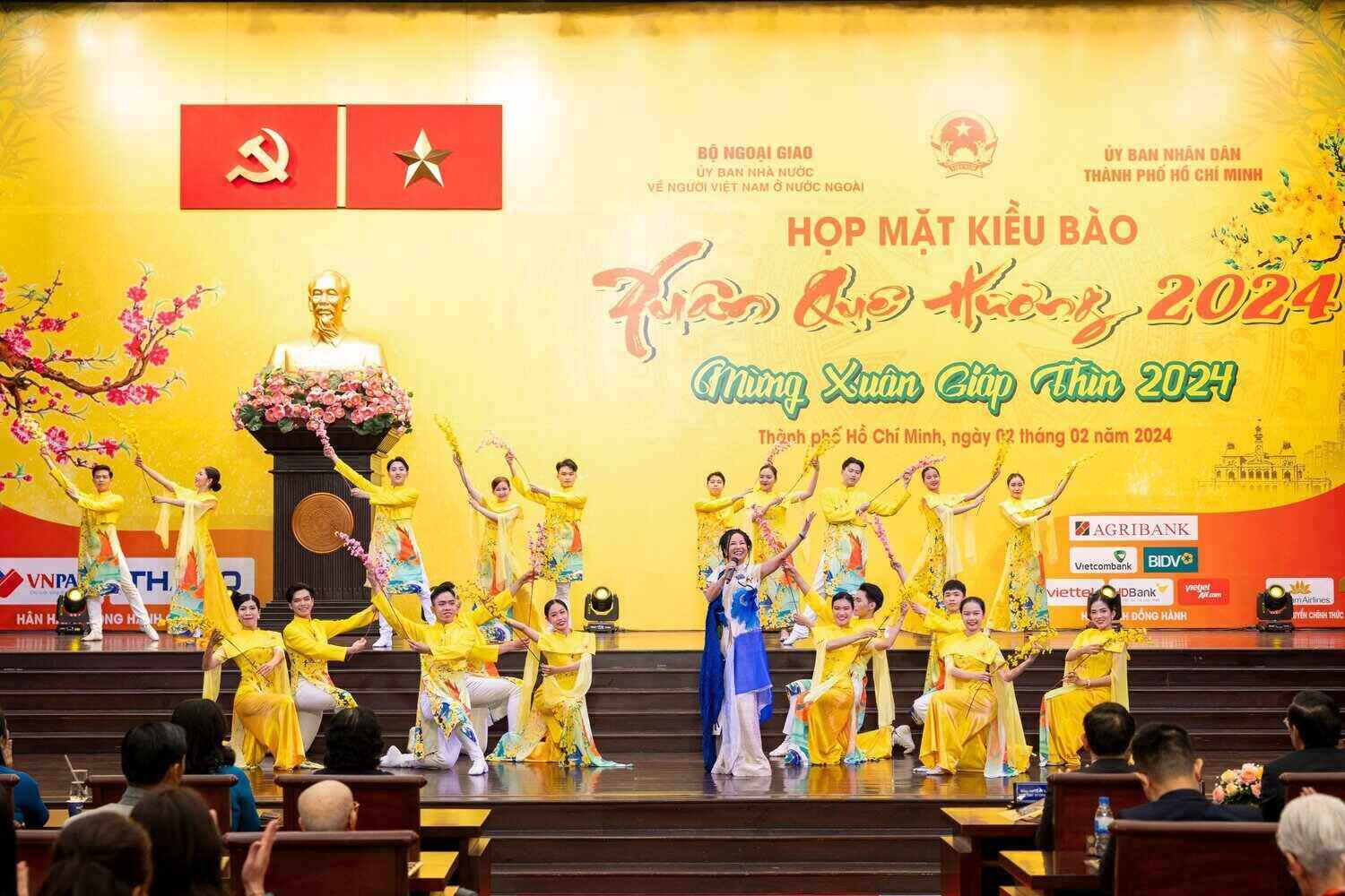 Art performance at the Overseas Vietnamese Meeting to Celebrate the Year of the Dragon 2024 - Homeland Spring 2024 in Ho Chi Minh City. Photo: Vietart