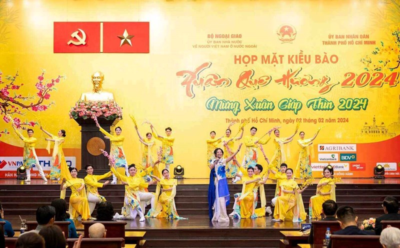 Art performance at the Overseas Vietnamese Meeting to Celebrate the Year of the Dragon 2024 - Homeland Spring 2024 in Ho Chi Minh City. Photo: Vietart