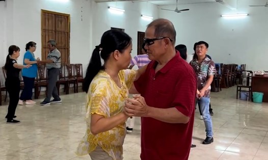 Lớp khiêu vũ đặc biệt ở TPHCM, thầy giáo không cần nhảy