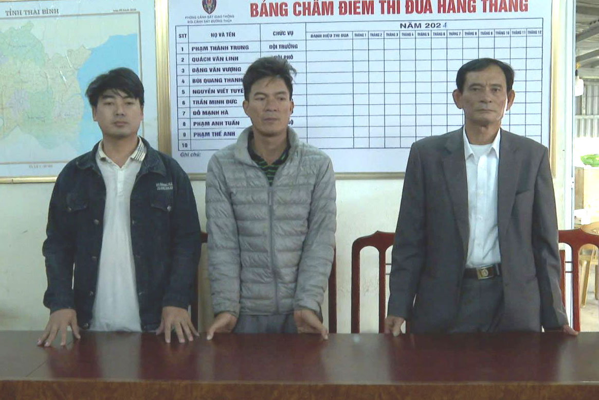 Chủ tàu "cát tặc" (bìa phải) và 2 người làm thuê được giao nhiệm vụ khai thác cát trái phép trên sông Hồng. Ảnh: Phòng PC08 - Công an tỉnh Thái Bình