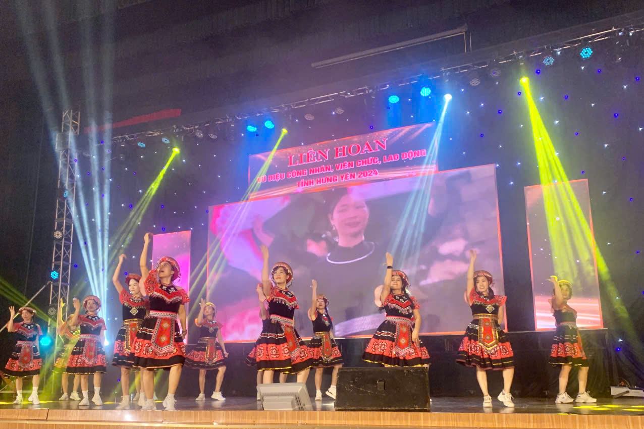 A performance by union officials and workers of Hung Yen province at the festival. Photo: Nguyen Thoang