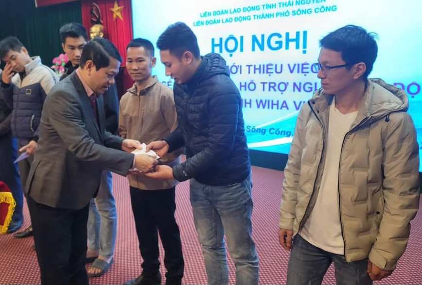 Giving gifts to support workers who had to quit their jobs after the fire in Thai Nguyen. Photo: Thai Nguyen Labor Union