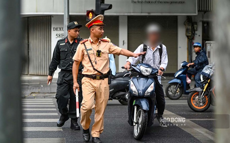 Students violate traffic safety on the streets of Hanoi. Photo: To The