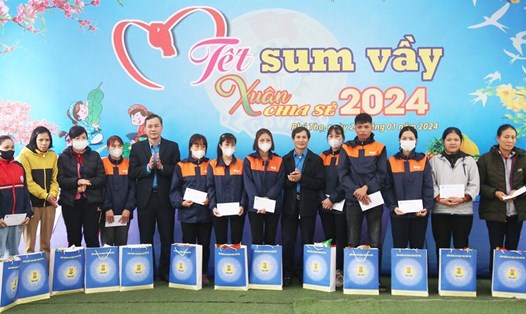Công đoàn Phú Thọ trao quà cho công nhân lao động có hoàn cảnh khó khăn nhân dịp Tết Nguyên đán Giáp Thìn 2024. Ảnh: LĐLĐ tỉnh Phú Thọ.