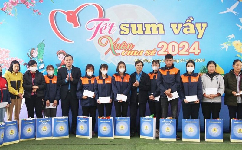 Phu Tho Labor Union presents gifts to workers in difficult circumstances on the occasion of the Lunar New Year 2024. Photo: Phu Tho Provincial Labor Union.