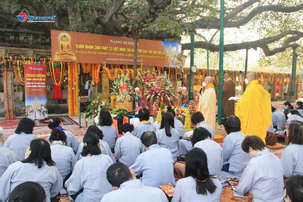 Du lịch tâm linh được ưa chuộng mỗi dịp đầu năm.