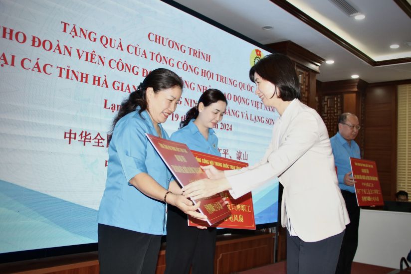 Lang Son Provincial Federation of Labor received and presented 1,000 electric fans from the Chinese General Confederation of Labor to union members and workers in difficult circumstances in the province. Photo: Khanh Linh