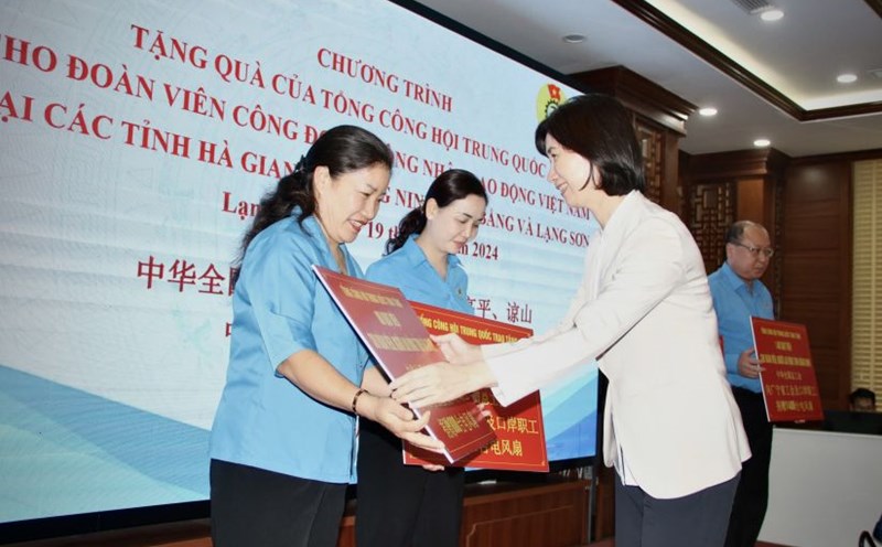 Lang Son Provincial Federation of Labor received and presented 1,000 electric fans from the Chinese General Confederation of Labor to union members and workers in difficult circumstances in the province. Photo: Khanh Linh