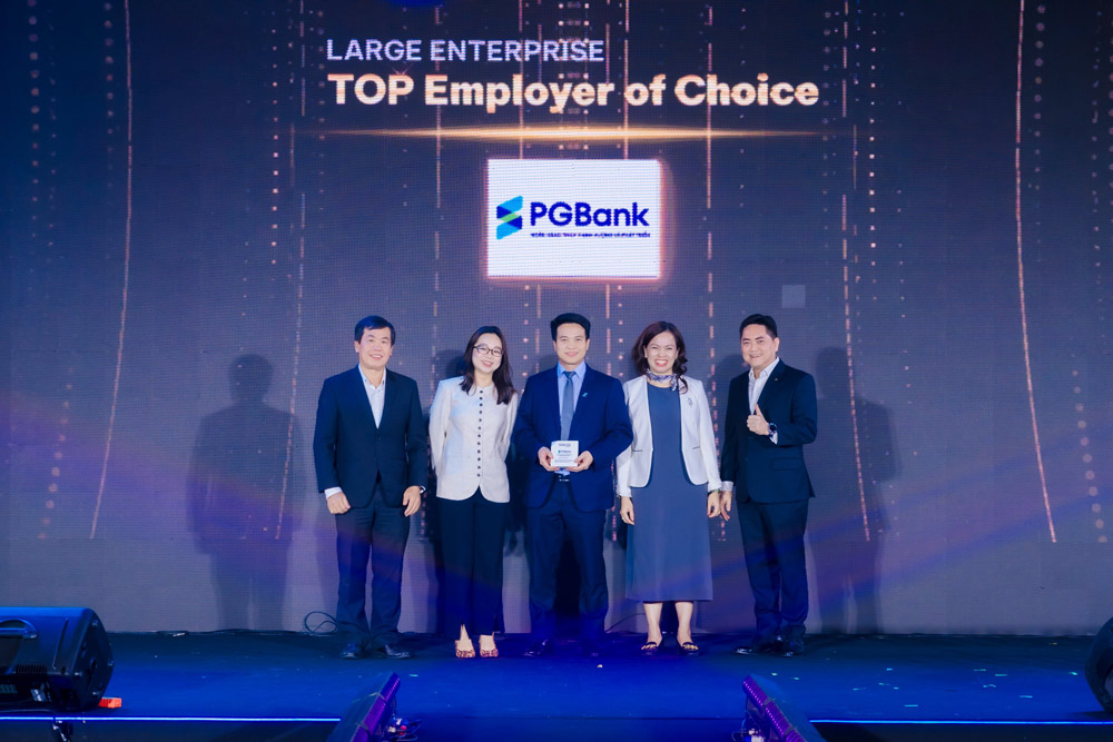 Mr. Tran Van Luan, Permanent Deputy General Director of PGBank received the award. Photo: Provided by DN