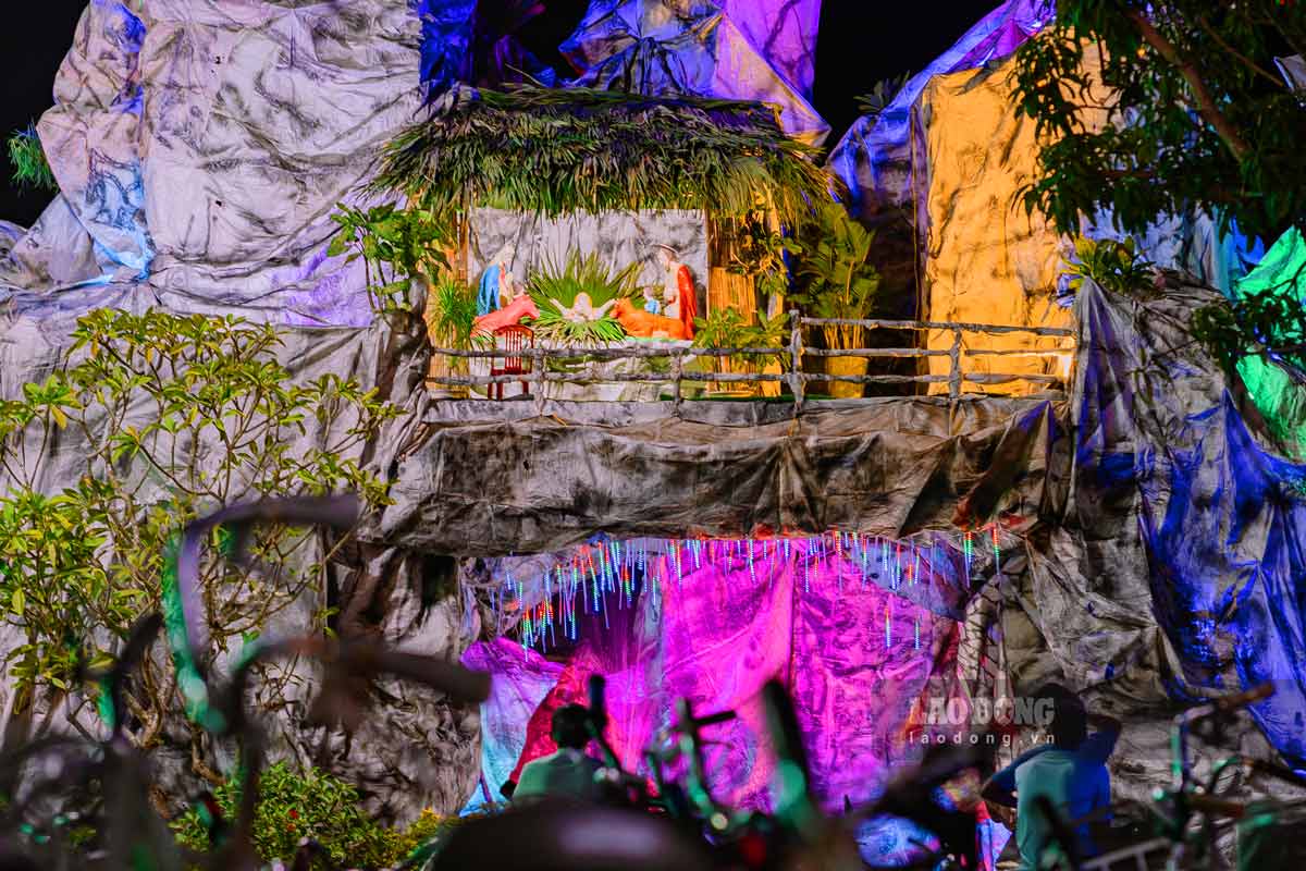 Christmas photo spots in Nam Dinh are loved by many people. Photo: Ha Vi