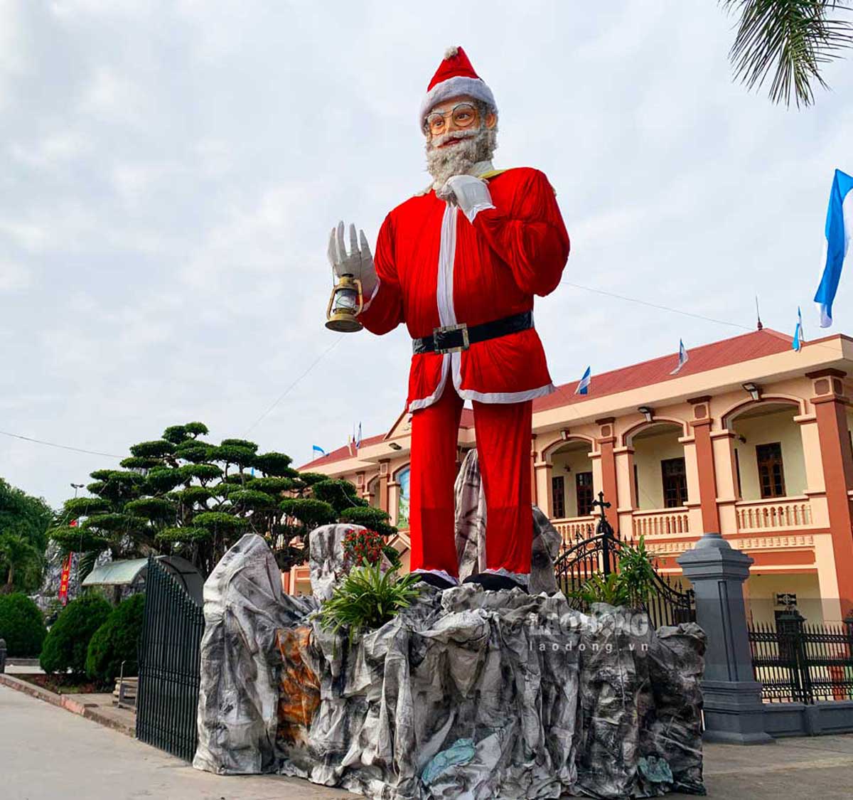 Trang tri noel tai Giao xu Xuan Duc (xa Xuan Ninh, huyen Xuan Truong). Anh: Ha Vi