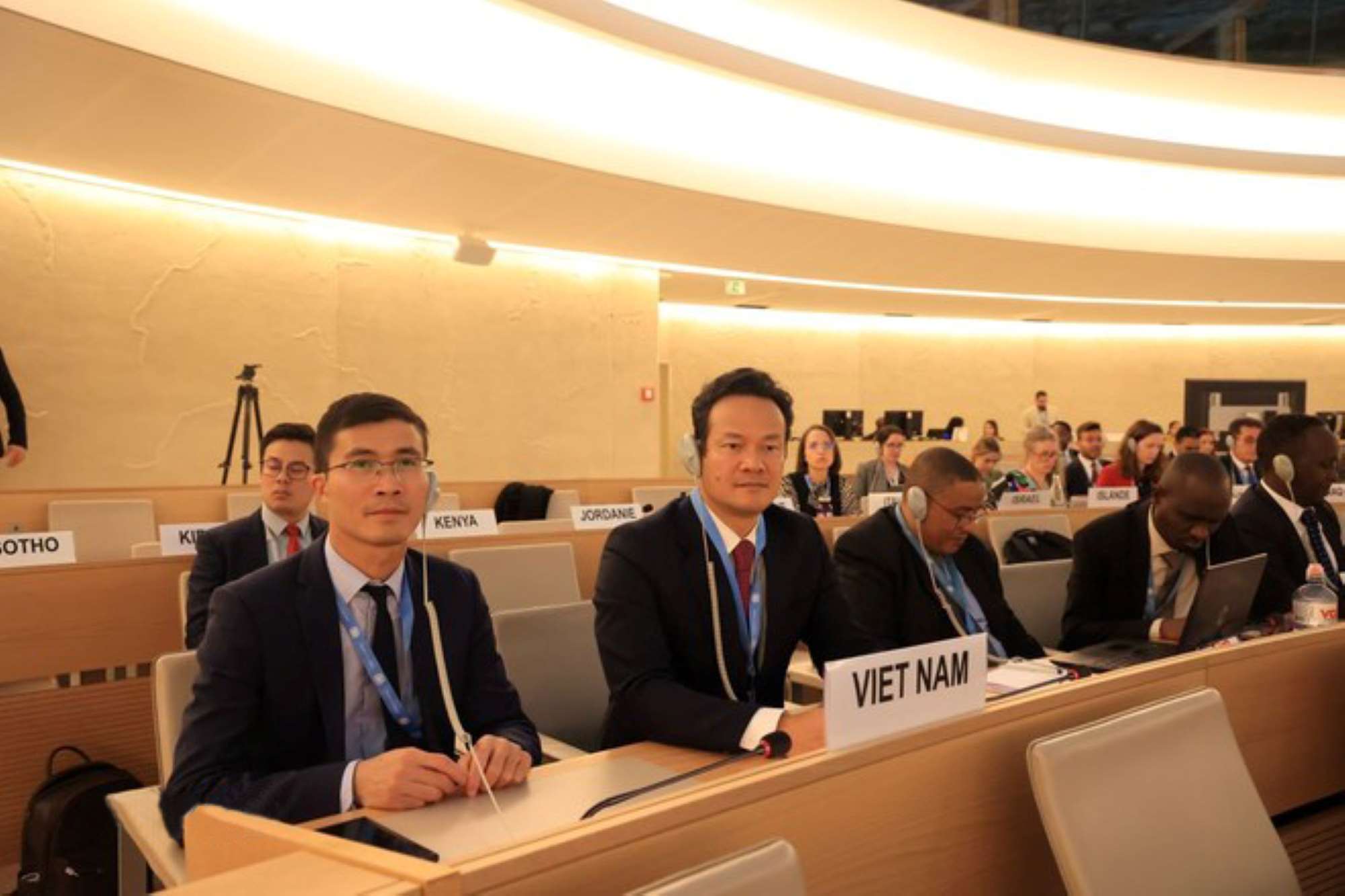 Ambassador Mai Phan Dung, Head of the Vietnamese Delegation, and other members of the delegation attended the 57th Session of the Human Rights Council. Photo: VNA