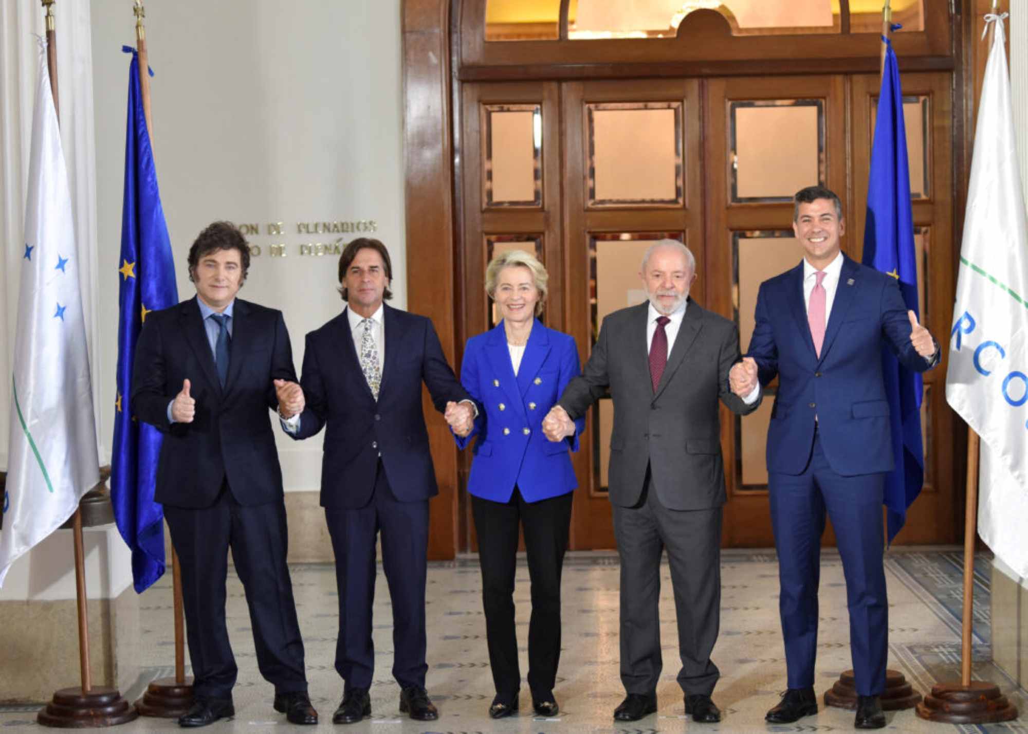 European Commission President Ursula von der Leyen (center) poses for a photo with the leaders of Argentina, Uruguay, Brazil and Paraguay at a summit in Montevideo, Uruguay on December 6, 2024. Photo: AFP