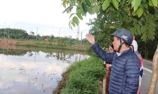 Ông Nguyễn Văn Bảo, Trưởng thôn Đông Lâm, xã Hòa Phú, huyện Hòa Vang, TP Đà Nẵng bức xúc về tình trạng ngập cục bộ hơn 1 tháng nay. Ảnh: Nguyễn Linh