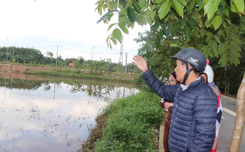 Mr. Nguyen Van Bao, Head of Dong Lam village, Hoa Phu commune, Hoa Vang district, Da Nang city, is upset about the localized flooding situation for more than a month now. Photo: Nguyen Linh