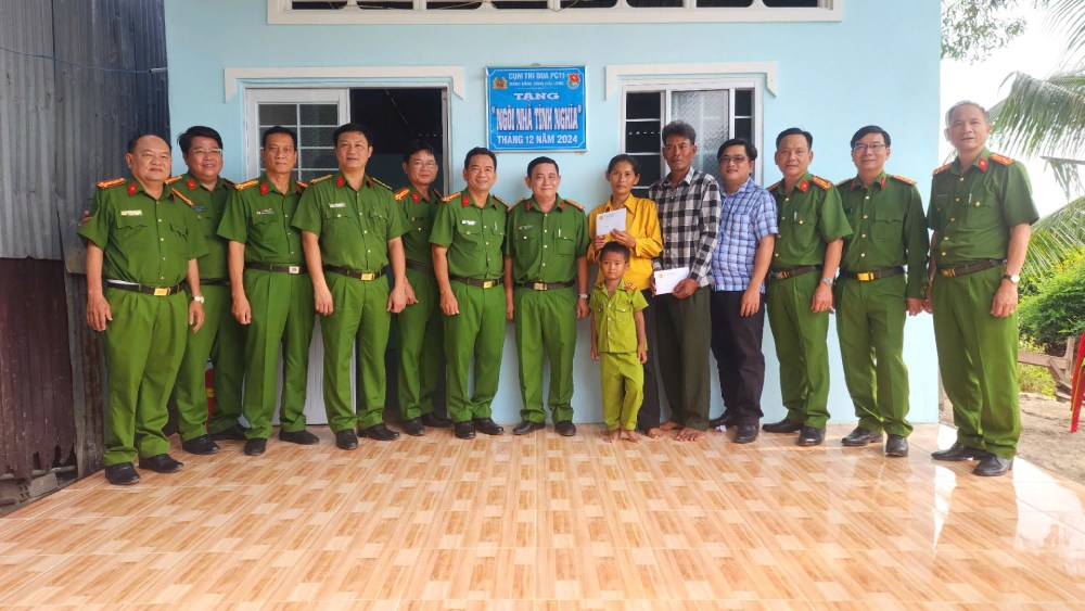 Cum Trai Tam giam Cong an 11 tinh, thanh pho trao can nha cho gia dinh co hoan canh kho khan ve nha o. Anh: Van Vu
