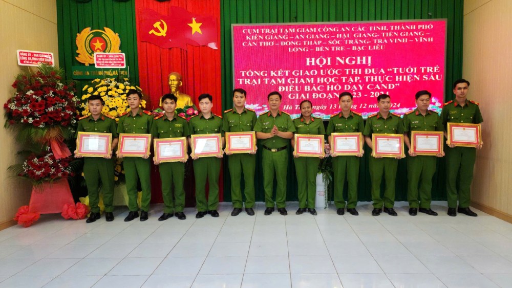 Lieutenant Colonel Quang Quoc Huy (middle) - Warden of Kien Giang Provincial Police Detention Center - awarded certificates of merit to individuals with outstanding achievements. Photo: Van Vu