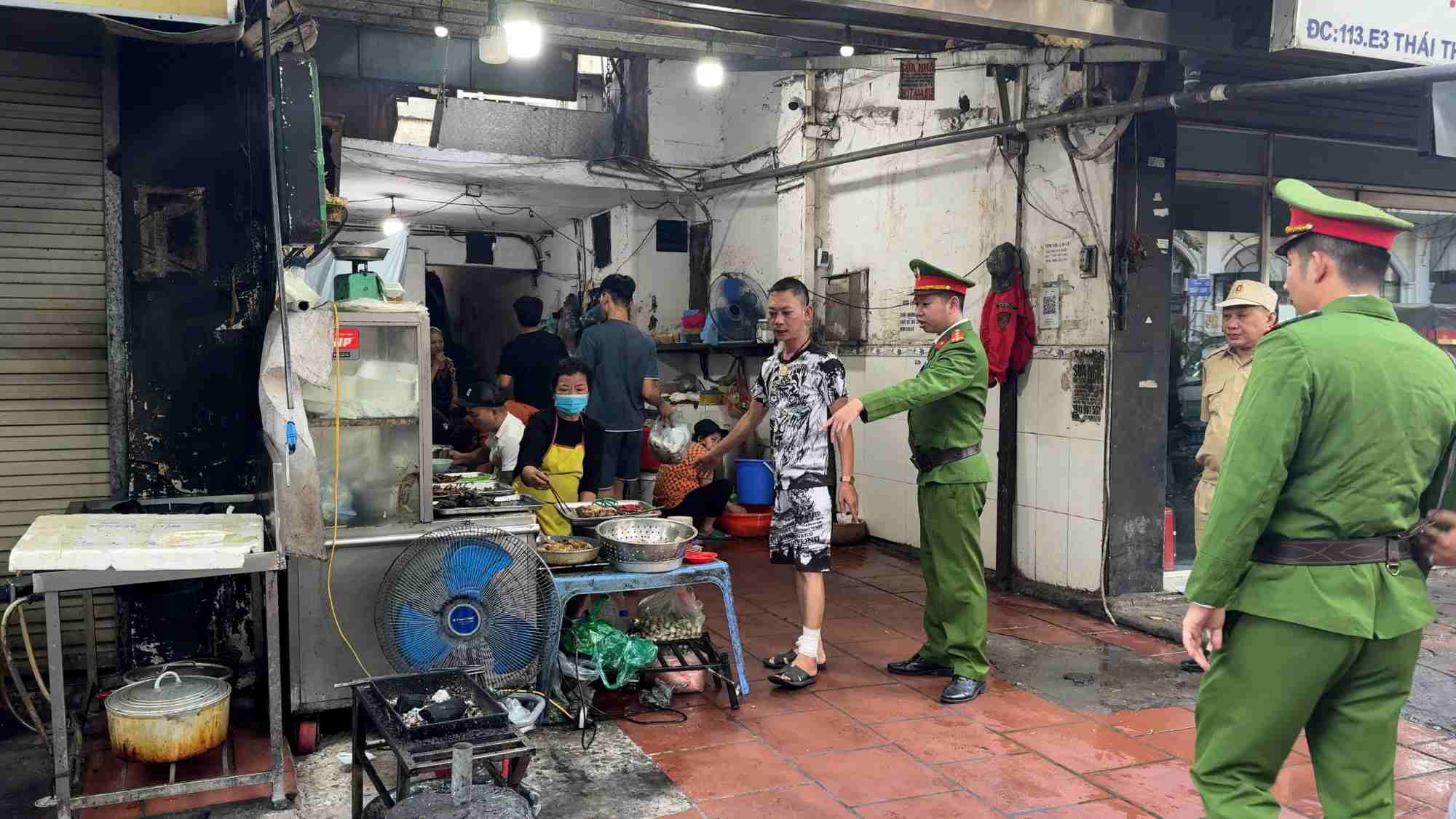 Trung Liet Ward Police have launched a campaign to strictly handle cases of encroachment on sidewalks for business purposes. Photo: Hoang Loc