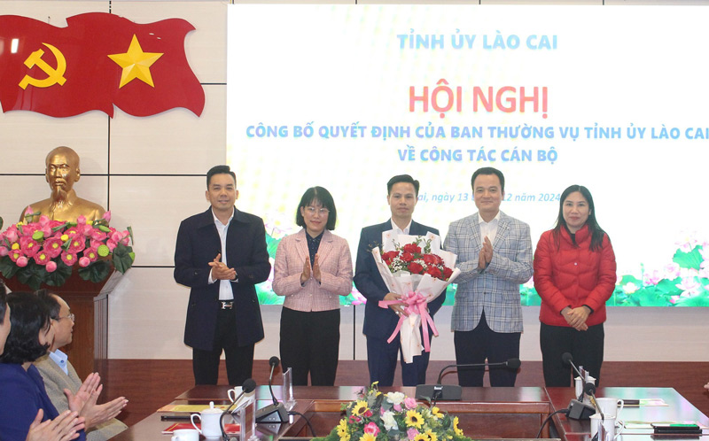 Lanh dao Ban Noi chinh Tinh uy tang hoa chuc mung ong Duong Duc Toan. Anh: Kieu Thu 