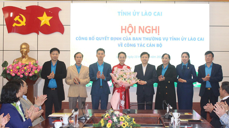 Lanh dao Lien doan Lao dong tinh Lao Cai tang hoa chuc mung tan Pho Chu tich Lien doan Lao dong tinh Nguyen Thi Nga 