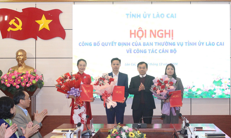 Head of Lao Cai Provincial Party Committee's Organization Board Pham Toan Thang presented the appointment decision and congratulatory flowers. Photo: Kieu Thu