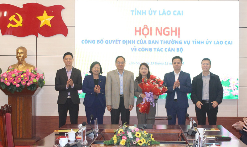 Lanh dao Uy ban MTTQ Viet Nam tinh Lao Cai tang hoa chuc mung ba Nguyen Minh Thai. 