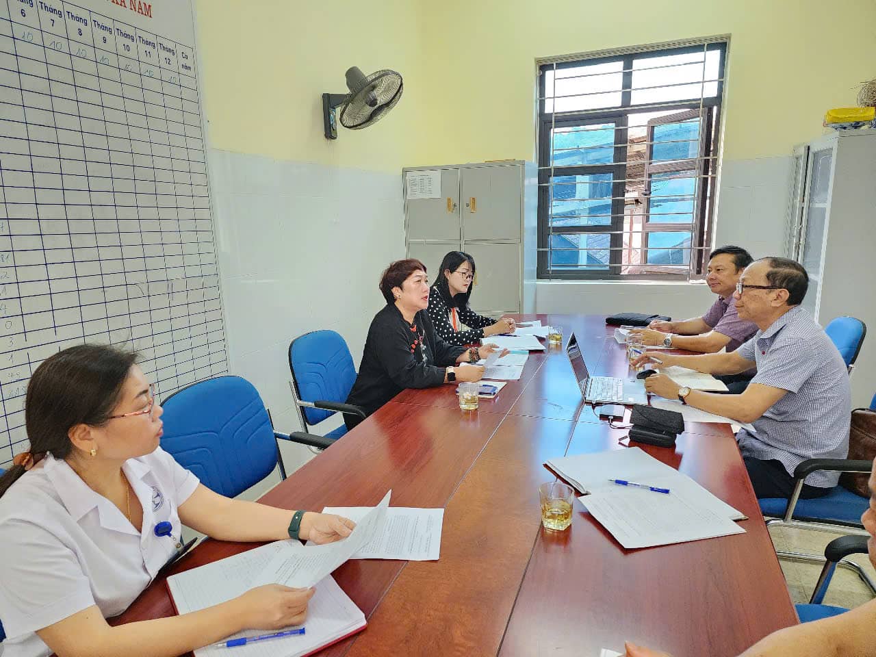 Staff of the Central Institute of Malaria - Parasitology - Entomology work with Dien Bien Phu City Medical Center. Photo: VSR