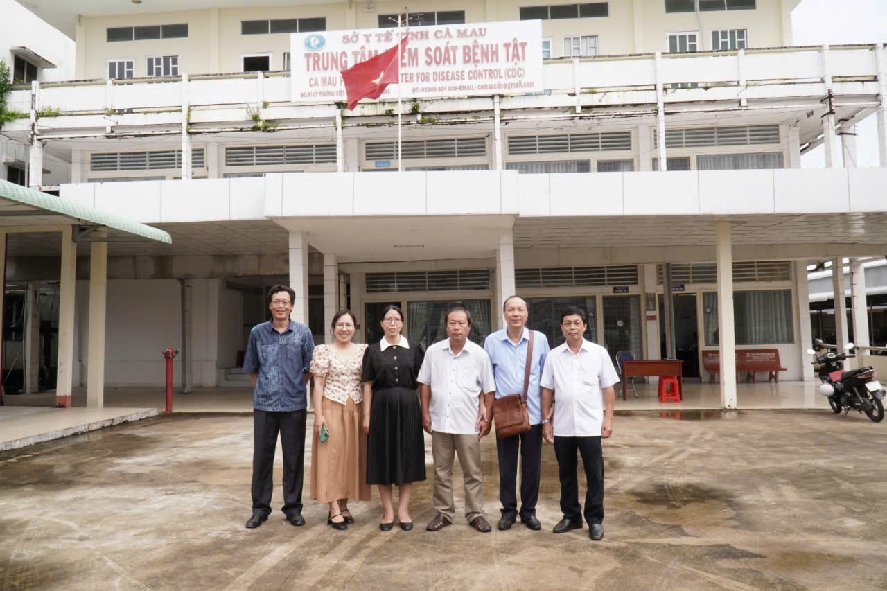 Can bô NIMPE lam viêc với Trung tâm Kiểm soat bênh tât tinh Ca Mau. Anh VSR