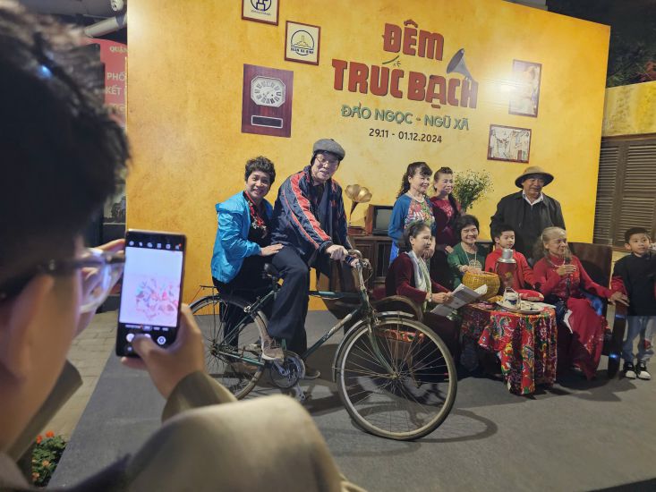 People experience “Truc Bach Night” at the culinary street of Dao Ngoc - Ngu Xa (Ba Dinh district, Hanoi). Photo: Hai Nguyen