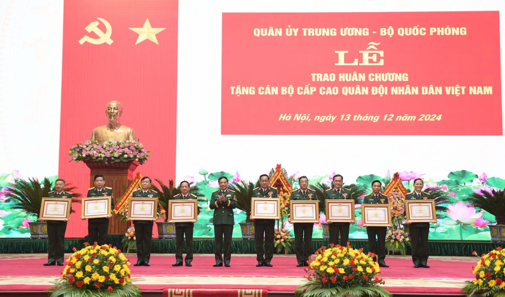 Dai tuong Phan Van Giang da trao Huan chuong Quan cong hang Ba tang 10 lanh dao Bo Quoc phong, Bo Tong tham muu, Tong cuc Chinh tri. Anh: T.Vuong