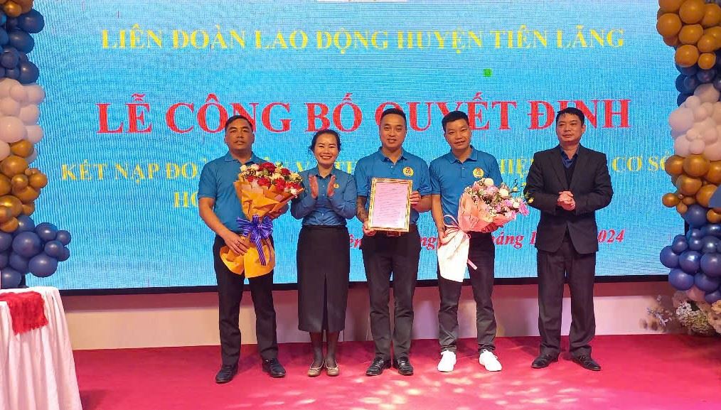 Leaders of Tien Lang District Labor Federation, Hai Phong presented the decision to establish a grassroots union. Photo: Mai Dung