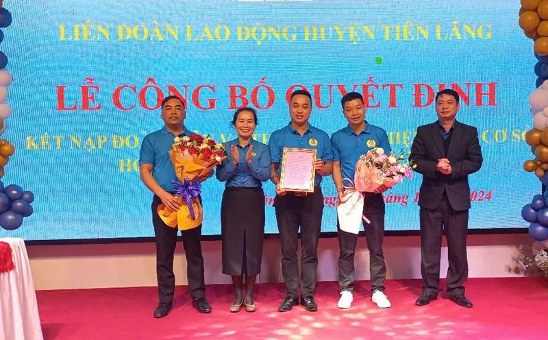 Leaders of Tien Lang District Labor Federation, Hai Phong presented the decision to establish a grassroots union. Photo: Mai Dung