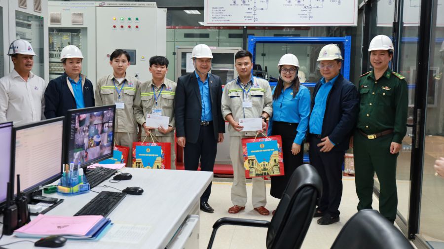 Chairman of Vietnam Construction Trade Union Nguyen Thanh Tung (standing in the middle) presents gifts to workers of Pake Bac Ha Hydropower Plant, Lao Cai. Photo: Vietnam Construction Trade Union