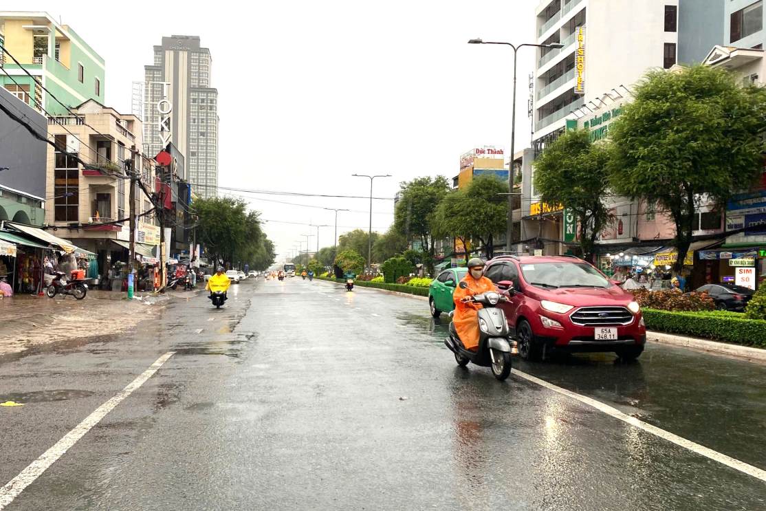 Duong 30 thang 4 (doan tu duong Mau Than den duong Tran Van Hoai). Anh: Ta Quang