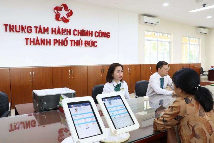 People do administrative procedures at the Thu Duc City Public Administration Center (HCMC). Photo: Minh Quan