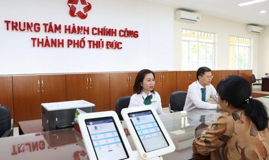 Người dân làm thủ tục hành chính ở Trung tâm hành chính công TP Thủ Đức (TPHCM). Ảnh: Minh Quân